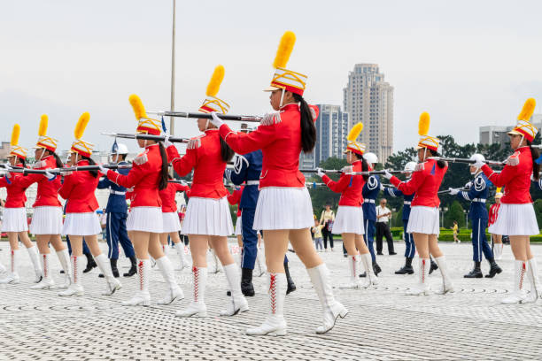 自由広場で演奏する台湾のマーチンググループ - national chiang kai shek memorial hall ストックフォトと画像