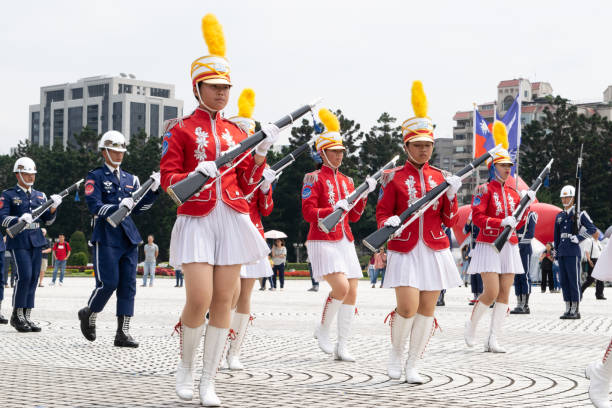 自由広場で演奏する台湾のマーチンググループ - national chiang kai shek memorial hall ストックフォトと画像