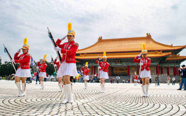 自由広場で演奏する台湾のマーチンググループ - national chiang kai shek memorial hall ストックフォトと画像