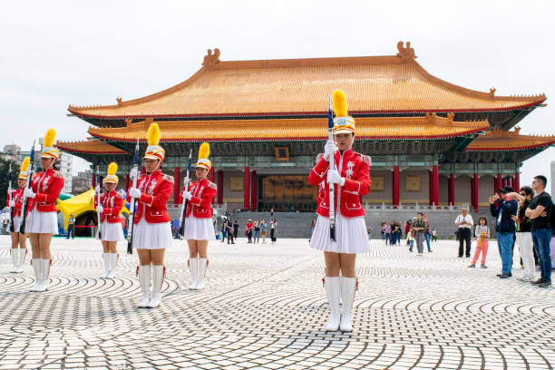 自由広場で演奏する台湾のマーチンググループ - national chiang kai shek memorial hall ストックフォトと画像