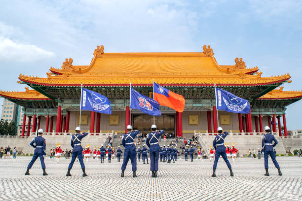 自由広場で演奏する台湾のマーチンググループ - national chiang kai shek memorial hall ストックフォトと画像