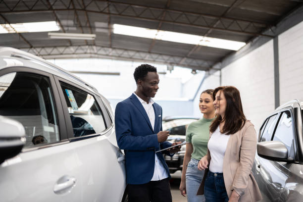 madre e figlia che comprano un'auto in una concessionaria di auto - car african descent shopping car dealership foto e immagini stock