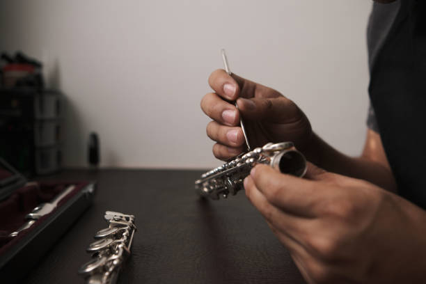 mains d’un homme démontant les clés d’une flûte pour la réparer. - flute musical instrument music key photos et images de collection