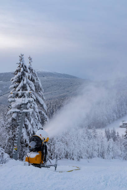 cañón de nieve en el paisaje invernal - mountain winter season machine snow making machine fotografías e imágenes de stock