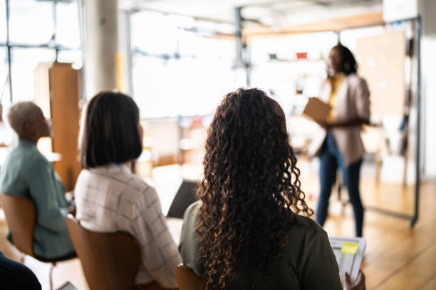 femme d’affaires faisant une présentation aux femmes - stage photos et images de collection