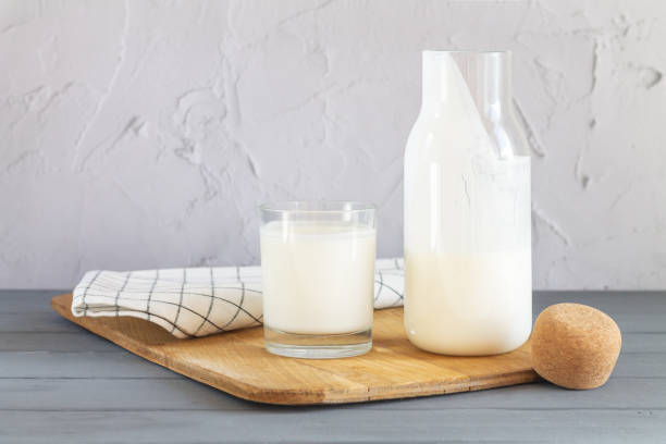 słoik jogurtu organicznego lub kwaśnego mleka ze szkłem - yogurt jar cream milk zdjęcia i obrazy z banku zdjęć
