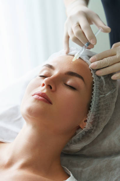 kobieta podczas zabiegu biorewitalizacji w klinice medycyny estetycznej - healthcare and medicine beauty spa botox injection hyaluronic acid zdjęcia i obrazy z banku zdjęć