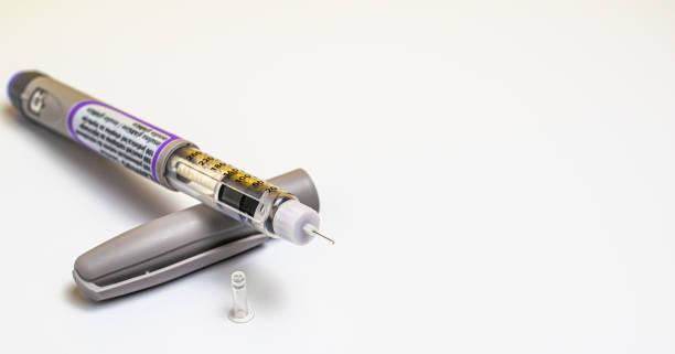 インシュリンペンインジェクター。 インシュリンペンは、白い背景に針で塗りつぶします。糖尿病の日。 - insulin diabetes pen injecting ストックフォトと画像