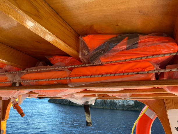 giubbotto di salvataggio in colore arancione importante per la sicurezza della vita in acqua o in mare e l'oceano per tutti anche qualcuno che può nuotare ha bisogno di indossarlo troppo - life jacket isolated red safety foto e immagini stock