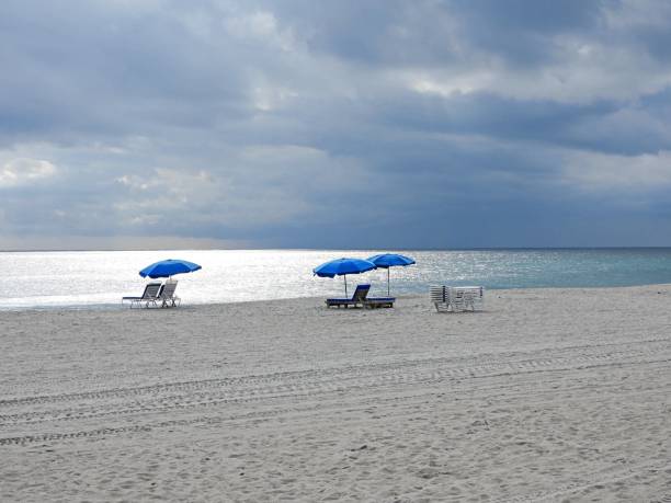 morgendlicher sturm braut sich im atlantik zusammen - sky dramatic sky cloudscape passion stock-fotos und bilder