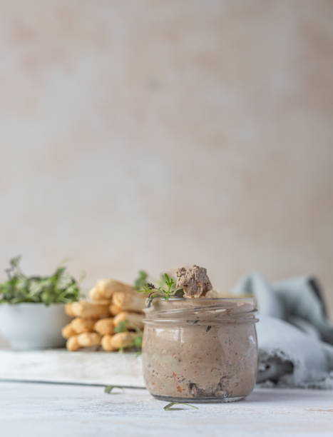 domowy pasztet z wątroby, smarowidło lub pianka w szklanym słoiku z grissini i mikrozieleniami, lekkie betonowe tło. - foie gras goose meat liver pate zdjęcia i obrazy z banku zdjęć