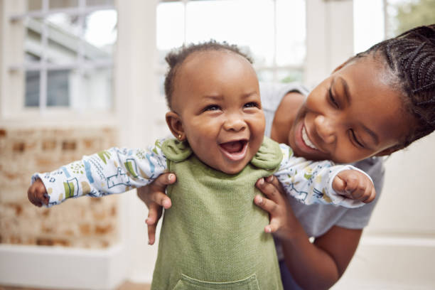 aufnahme einer jungen frau, die sich zu hause mit ihrem baby verbindet - kleinstkind stock-fotos und bilder