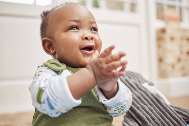 foto de una adorable niña en casa - playing playful baby contemporary fotografías e imágenes de stock