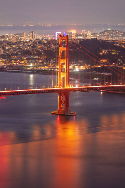 golden gate bridge in the evening - san francisco county fotos imagens e fotografias de stock