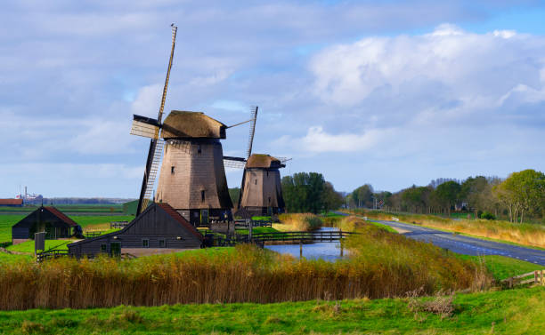 moulins à vent hollandais - schermerhorn photos et images de collection