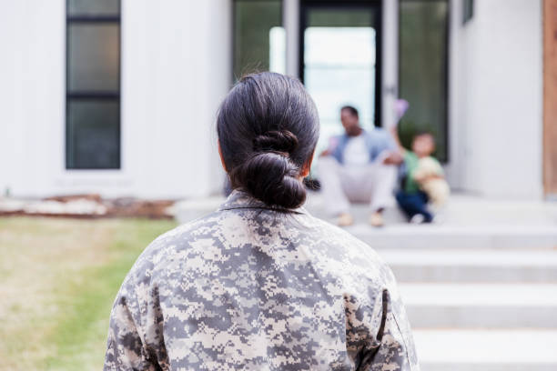 mujer soldado regresa a casa - rear view back of head back men fotografías e imágenes de stock