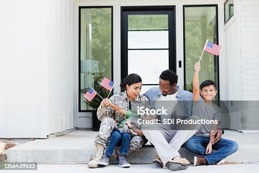 istock Female soldier is excited to be home with her family 1356429532