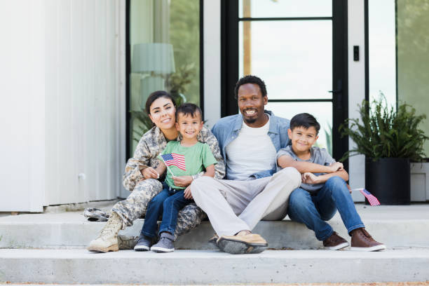 une famille de militaires assise sur le perron avant pour le portrait - front stoop photos et images de collection