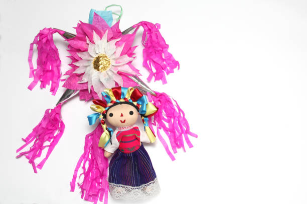 mexikanische handgemachte piñata aus ton und farbigem papier, um posadas und weihnachten mit puppen, stöcken und weihnachtssternblumen zu feiern - mexico mexican culture carnival paper stock-fotos und bilder