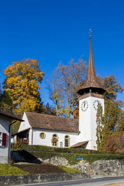реформатская деревенская церковь (построенная в 12 веке) в герцензее, швейцария - berne canton фотографии стоковые фото и изображения