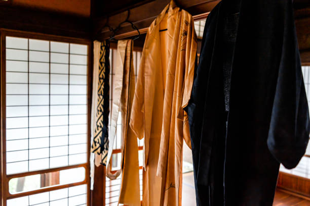 tradizionale casa machiya giapponese o hotel ryokan con porta shoji di carta scorrevole e luce con architettura e kimono appeso con cintura obi fascia - obi sash foto e immagini stock