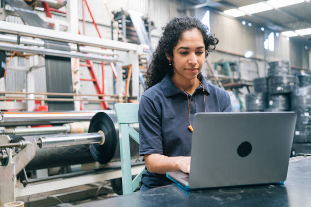 engineer working on laptop in plastic recycling factory - engineer occupation women industrial imagens e fotografias de stock