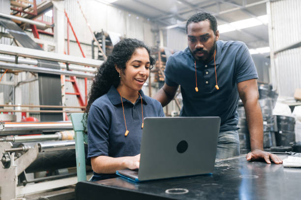 istock Produccion discussion in factory 1356436847