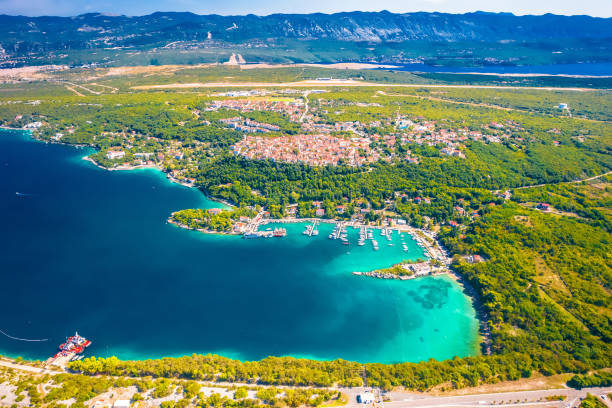 città di omisalj sul panorama aereo dell'isola di krk - krk foto e immagini stock