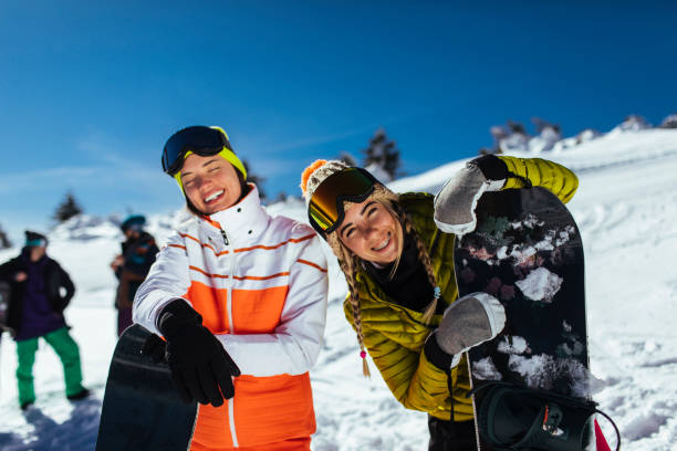 non c'è modo migliore per trascorrere le vacanze - snowboarding friendship snow winter foto e immagini stock