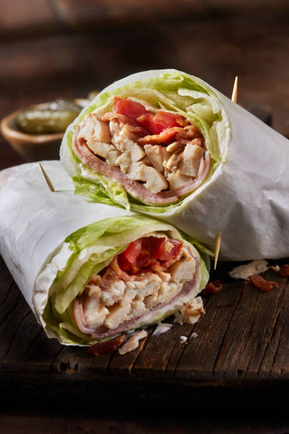 pollo arrosto blt lattuga wrap sandwich - portion turkey sandwich close up foto e immagini stock