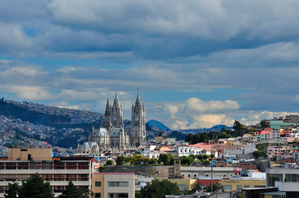 veduta della città di quito con la basilica del voto nazionale - quíto foto e immagini stock