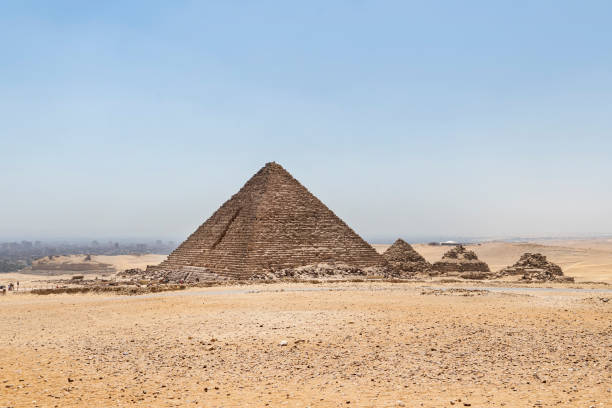 a pirâmide de mankarae mycerinus localizada no planalto de gizé, cairo, egito, é a menor das 3 pirâmides de gizé. foi construída para servir como a tumba da 4a dinastia egípcia faraó menkaurae. - egyptian dynasty - fotografias e filmes do acervo