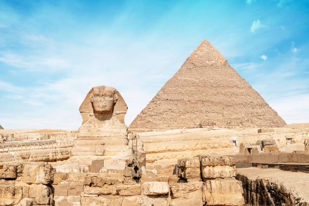 pirámide de khafra y gran esfinge. necrópolis en la meseta de el-giza. el cairo, egipto. la segunda pirámide en el fondo en un hermoso día de cielo azul nublado - la esfinge fotografías e imágenes de stock