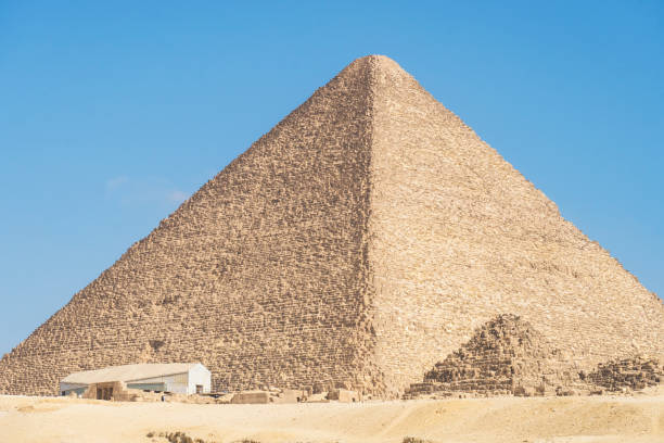 image of the great pyramid of giza. cairo, egypt. in foreground is a museum with a ship and small pyramids of priests. - pyramid of mycerinus pyramid great pyramid giza imagens e fotografias de stock