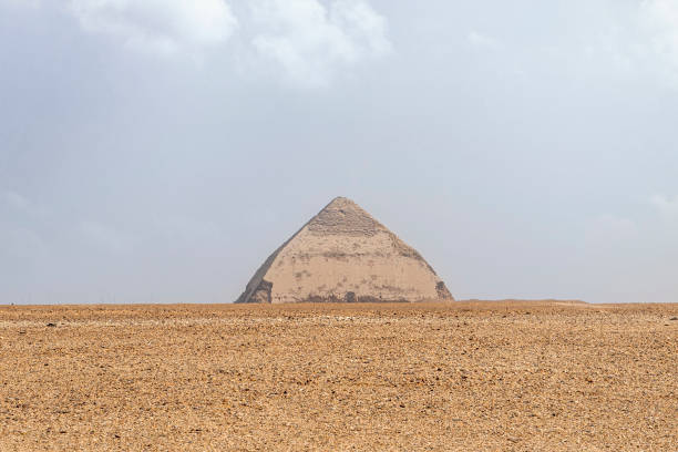 egitto. dahshur o dashur. piramide piegata conosciuta anche come falsa, o piramide romboidale a causa della sua pendenza angolare del faraone sneferu con involucro calcareo originale ben conservato - snofru foto e immagini stock
