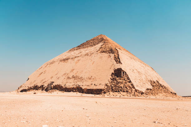 egitto. dahshur o dashur. piramide piegata conosciuta anche come falsa, o piramide romboidale a causa della sua pendenza angolare del faraone sneferu con involucro calcareo originale ben conservato - snofru foto e immagini stock