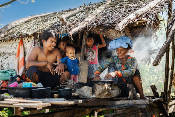 famiglia di zingari del mare a maiga island, semporna, sabah, malesia. - povertà asia foto e immagini stock