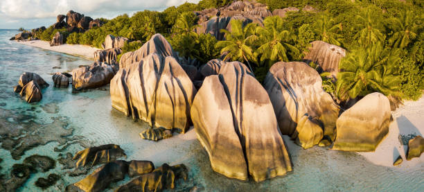 アンス ソース ダルジェント ビーチ ラ ディグ アイランド セイシェル - seychelles sea lagoon tropical climate ストックフォトと画像