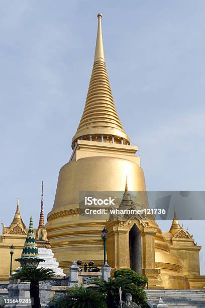 Phra Sri Rattana Al Grand Palace Bangkok - Fotografie stock e altre immagini di Ambientazione tranquilla