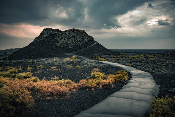 view of the spray cone trail on the horizon - crater imagens e fotografias de stock