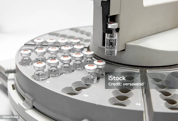 Chemical Muestra Se Retiran Del Muestreador Automático Carrusel Foto de stock y más banco de imágenes de Espectrómetro de masas