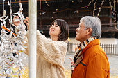 日本のお寺で新年の財産を結ぶ先輩の父と成人の娘