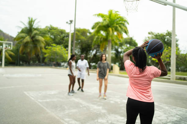 istock Throwing the ball from the baseline 1356506766