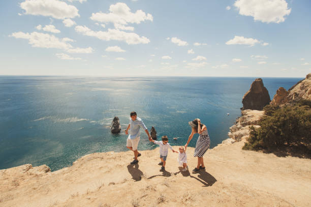 산에서 걷는 네 명의 행복한 가족. 가족 개념. 가족 여행. - family vacation 뉴스 사진 이미지