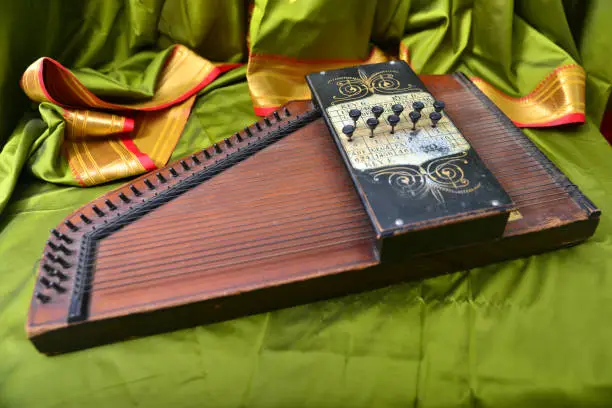 Zither; It is a Kanun-like instrument native to Central Europe, especially Germany, Austria, France, Slovenia, and the Alps, with its roots in the Mycenaean civilization of the 1600s BC, traced back to an instrument called the Cithara. Santur in Persia and India; Cimbalom in Eastern Europe; Guqin in China; Similar names are used in Japan, such as Koto.