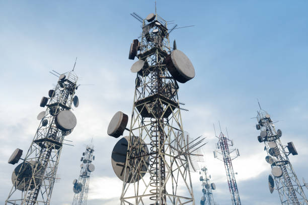 nahaufnahme der antennentürme mit blauem himmelshintergrund - sendemast stock-fotos und bilder