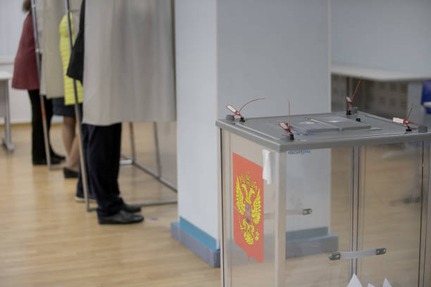 urnes pour les élections avec l’emblème de la russie dans un bureau de vote. - élection photos et images de collection