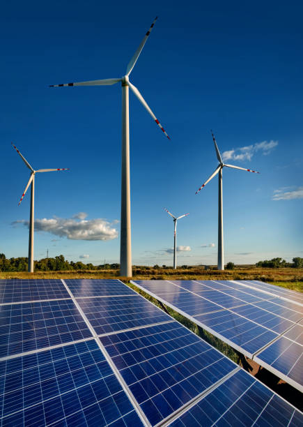 windturbinen und sonnenkollektoren nah dran am himmelshintergrund - nachhaltige energie stock-fotos und bilder