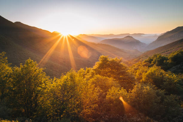 scenic view of the sun rising over mountains - zonsopgang stockfoto's en -beelden