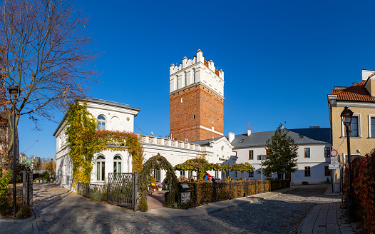 A picture of the Opatowska Gate, overlooking a nearby establishment in Sandomierz.